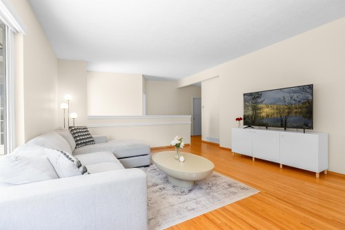 646 Windsor Road E, North Vancouver, BC - Indoor Photo Showing Living Room