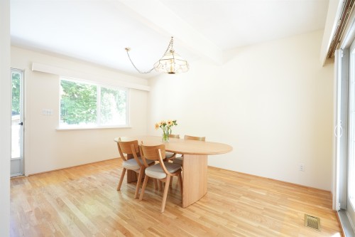 646 Windsor Road E, North Vancouver, BC - Indoor Photo Showing Dining Room