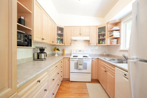 646 Windsor Road E, North Vancouver, BC - Indoor Photo Showing Kitchen With Double Sink