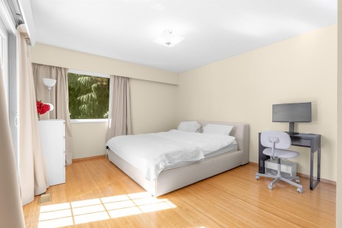 646 Windsor Road E, North Vancouver, BC - Indoor Photo Showing Bedroom