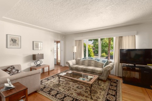 7759 14Th Avenue, Burnaby, BC - Indoor Photo Showing Living Room