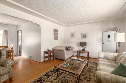 7759 14Th Avenue, Burnaby, BC - Indoor Photo Showing Living Room