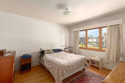 7759 14Th Avenue, Burnaby, BC - Indoor Photo Showing Bedroom