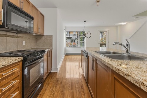 1176 Wingtip Place, Squamish, BC - Indoor Photo Showing Kitchen With Double Sink