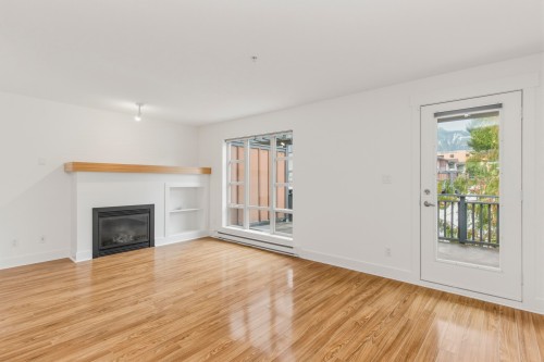 1176 Wingtip Place, Squamish, BC - Indoor Photo Showing Living Room With Fireplace