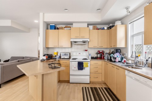 10522 Shepherd Drive, Richmond, BC - Indoor Photo Showing Kitchen With Double Sink