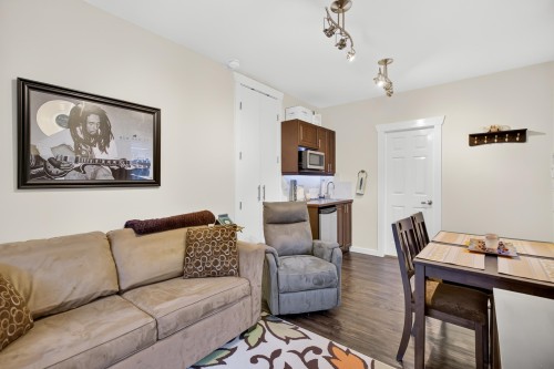21662 River Road, Maple Ridge, BC - Indoor Photo Showing Living Room