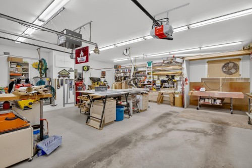 21662 River Road, Maple Ridge, BC - Indoor Photo Showing Garage