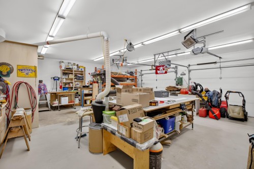 21662 River Road, Maple Ridge, BC - Indoor Photo Showing Garage