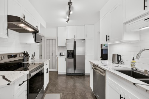 21662 River Road, Maple Ridge, BC - Indoor Photo Showing Kitchen With Upgraded Kitchen
