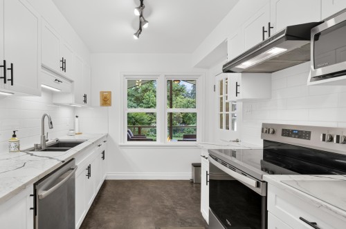 21662 River Road, Maple Ridge, BC - Indoor Photo Showing Kitchen With Double Sink With Upgraded Kitchen