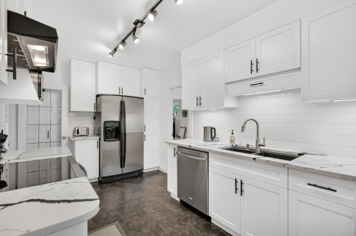 21662 River Road, Maple Ridge, BC - Indoor Photo Showing Kitchen With Double Sink With Upgraded Kitchen