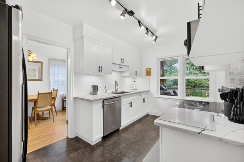 21662 River Road, Maple Ridge, BC - Indoor Photo Showing Kitchen