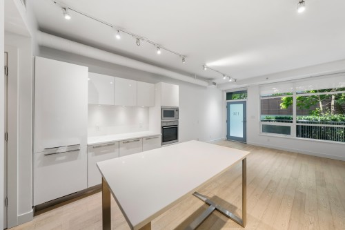 134 1St Avenue E, Vancouver, BC - Indoor Photo Showing Kitchen