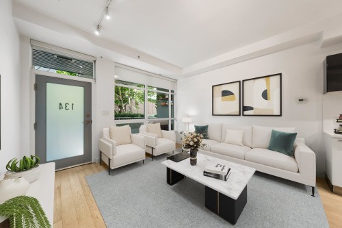 134 1St Avenue E, Vancouver, BC - Indoor Photo Showing Living Room