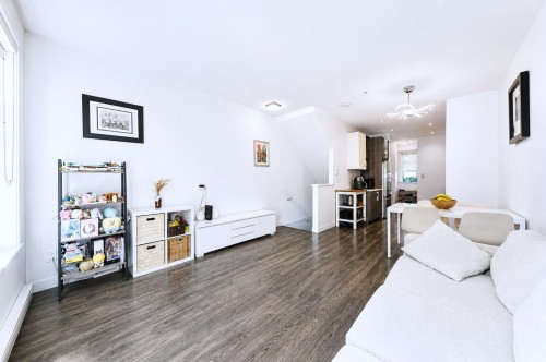 16-7039 Macpherson Avenue, Burnaby, BC - Indoor Photo Showing Living Room