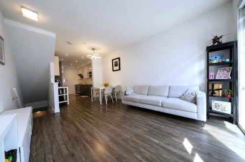 16-7039 Macpherson Avenue, Burnaby, BC - Indoor Photo Showing Living Room