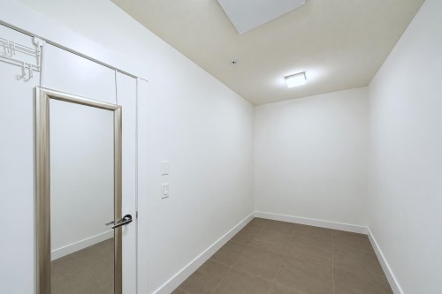 16-7039 Macpherson Avenue, Burnaby, BC - Indoor Photo Showing Other Room