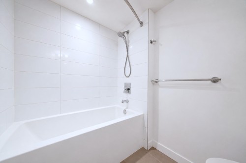16-7039 Macpherson Avenue, Burnaby, BC - Indoor Photo Showing Bathroom