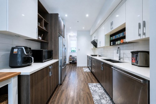 16-7039 Macpherson Avenue, Burnaby, BC - Indoor Photo Showing Kitchen With Double Sink With Upgraded Kitchen