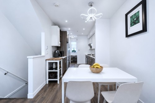 16-7039 Macpherson Avenue, Burnaby, BC - Indoor Photo Showing Dining Room