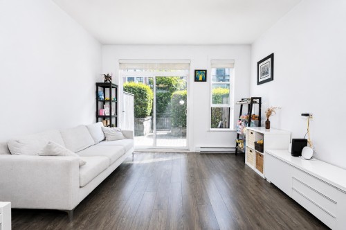 16-7039 Macpherson Avenue, Burnaby, BC - Indoor Photo Showing Living Room