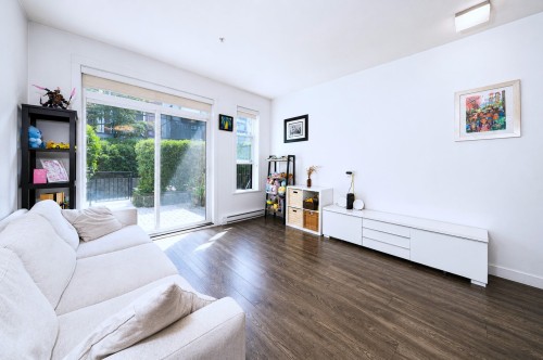 16-7039 Macpherson Avenue, Burnaby, BC - Indoor Photo Showing Living Room