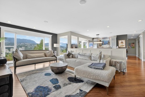 1052 Corona Crescent, Coquitlam, BC - Indoor Photo Showing Living Room