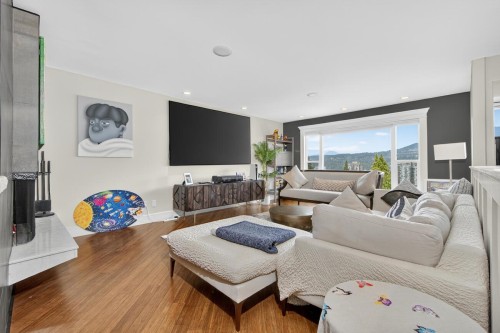 1052 Corona Crescent, Coquitlam, BC - Indoor Photo Showing Living Room
