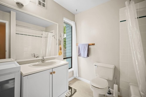 129 Roe Drive, Port Moody, BC - Indoor Photo Showing Bathroom