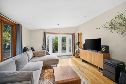 129 Roe Drive, Port Moody, BC - Indoor Photo Showing Living Room