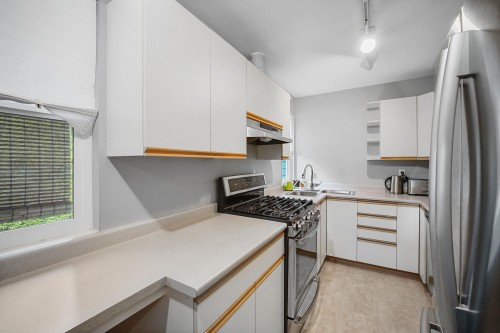 129 Roe Drive, Port Moody, BC - Indoor Photo Showing Kitchen