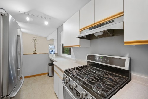 129 Roe Drive, Port Moody, BC - Indoor Photo Showing Kitchen