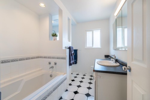 1566 Shaughnessy Street, Port Coquitlam, BC - Indoor Photo Showing Bathroom