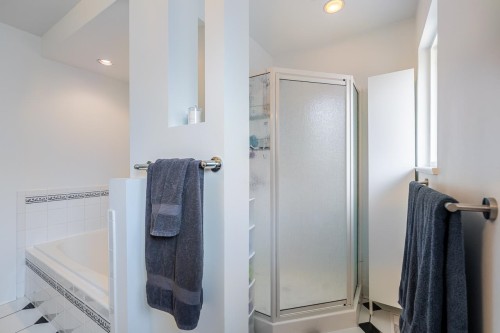 1566 Shaughnessy Street, Port Coquitlam, BC - Indoor Photo Showing Bathroom