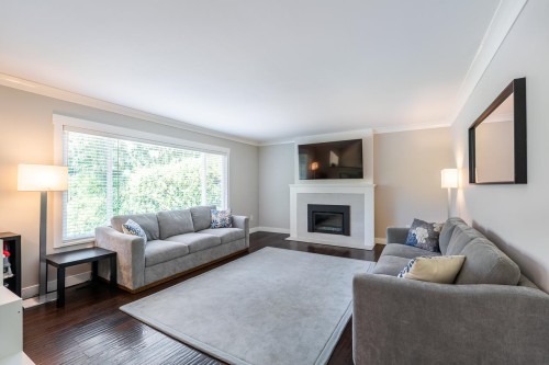 1566 Shaughnessy Street, Port Coquitlam, BC - Indoor Photo Showing Living Room With Fireplace