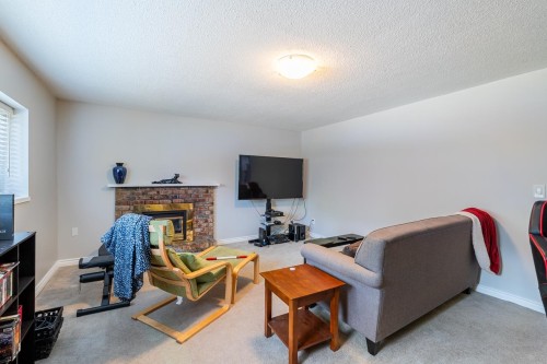 1566 Shaughnessy Street, Port Coquitlam, BC - Indoor Photo Showing Living Room With Fireplace