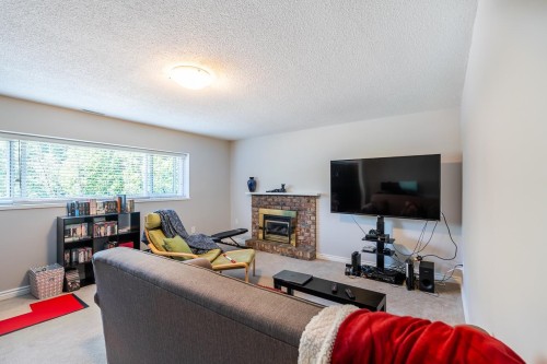1566 Shaughnessy Street, Port Coquitlam, BC - Indoor Photo Showing Living Room With Fireplace