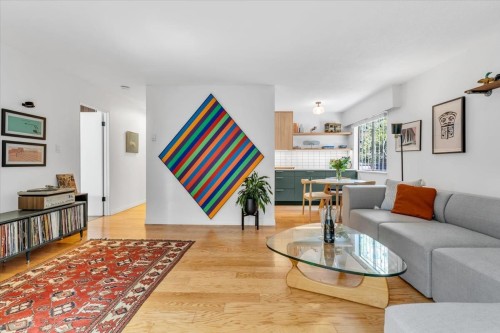 201-120 4Th Street E, North Vancouver, BC - Indoor Photo Showing Living Room