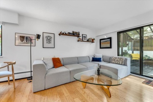 201-120 4Th Street E, North Vancouver, BC - Indoor Photo Showing Living Room