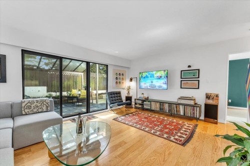 201-120 4Th Street E, North Vancouver, BC - Indoor