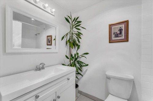 201-120 4Th Street E, North Vancouver, BC - Indoor Photo Showing Bathroom