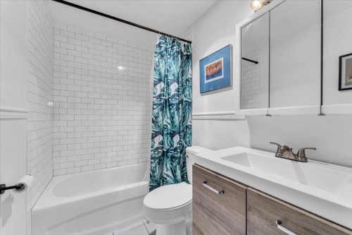201-120 4Th Street E, North Vancouver, BC - Indoor Photo Showing Bathroom