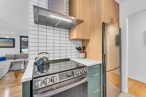 201-120 4Th Street E, North Vancouver, BC - Indoor Photo Showing Kitchen