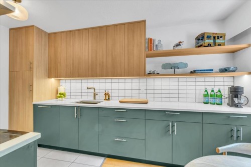 201-120 4Th Street E, North Vancouver, BC - Indoor Photo Showing Kitchen