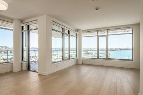 4**-785 Harbour Way, North Vancouver, BC - Indoor Photo Showing Other Room