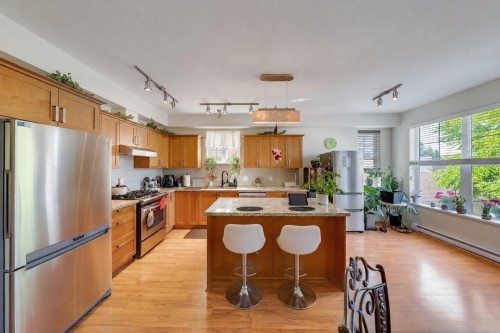1412 Marguerite Street, Coquitlam, BC - Indoor Photo Showing Kitchen