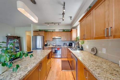 1412 Marguerite Street, Coquitlam, BC - Indoor Photo Showing Kitchen With Upgraded Kitchen