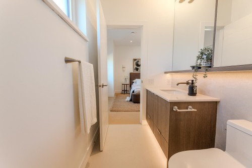 2-8483 16 Avenue, Burnaby, BC - Indoor Photo Showing Bathroom