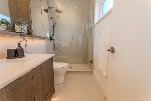 2-8483 16 Avenue, Burnaby, BC - Indoor Photo Showing Bathroom